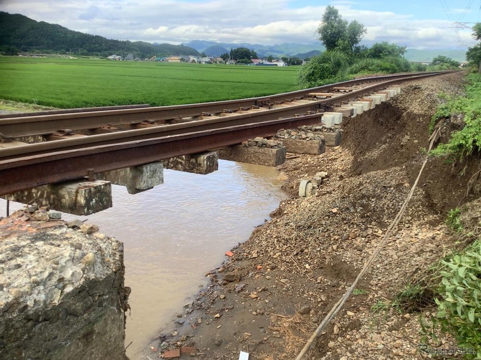 奥羽本線下川沿〜大館間の被災状況。《写真提供 東日本旅客鉄道秋田支社》