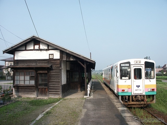 終日運休が続く山形鉄道フラワー長井線。《写真撮影 草町義和》