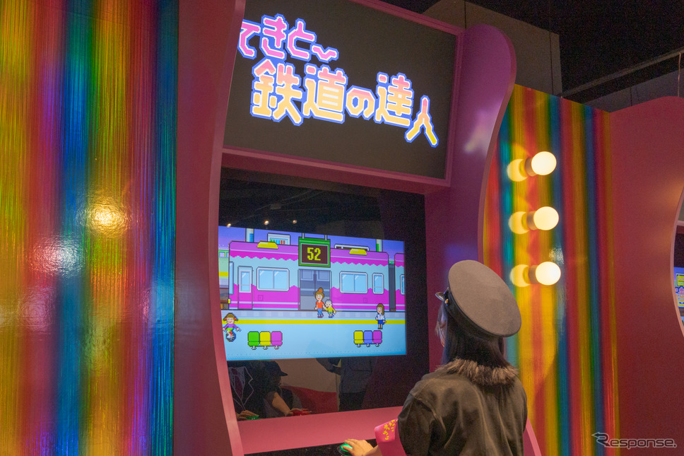 レトロゲーっぽいテレビゲームもある。《写真撮影 関口敬文》