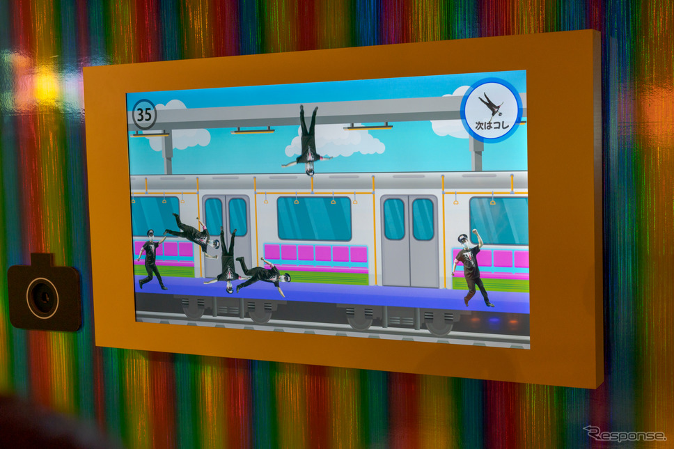 撮影したポーズはゲームのオブジェクトとなって積みゲーとして遊べる。電車内にたくさん詰め込もうというてきと〜なルール。《写真撮影 関口敬文》