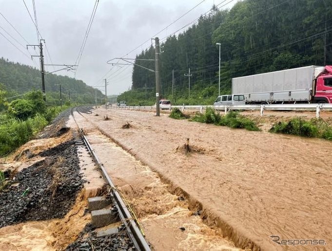 土砂が流入したIGRいわて銀河鉄道奥中山高原〜小鳥谷間。《写真提供 日本貨物鉄道》