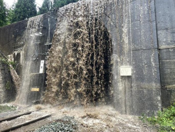 土砂が流入したIGRいわて銀河鉄道奥中山高原〜小鳥谷間。《写真提供 日本貨物鉄道》