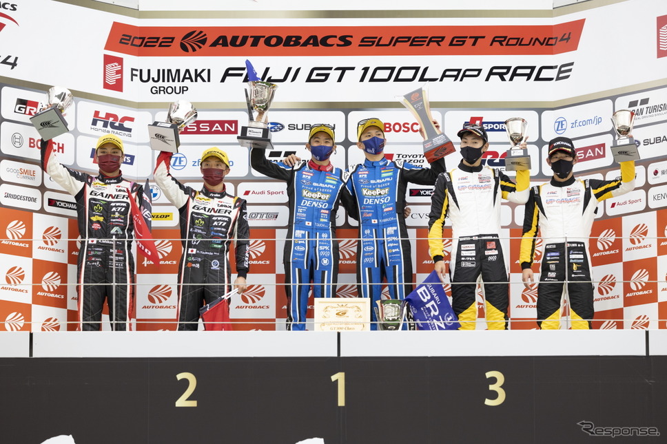 GT300クラス表彰式《写真撮影 益田和久》