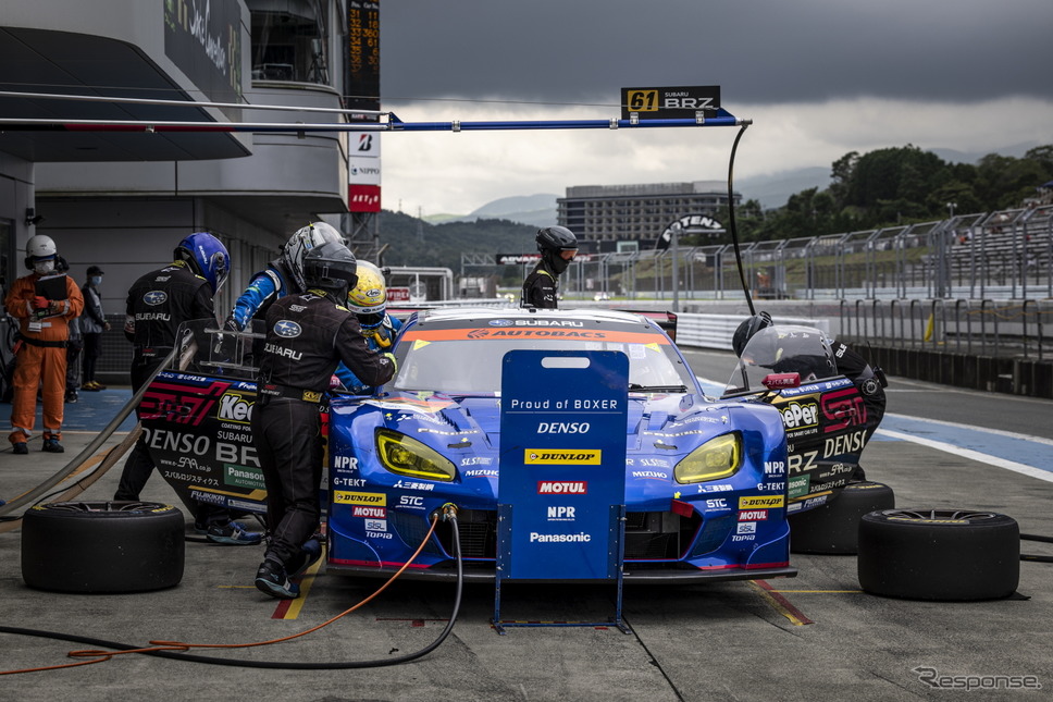 GT300クラス優勝の#61 SUBARU BRZ R&D SPORTのピットストップ《写真撮影 益田和久》