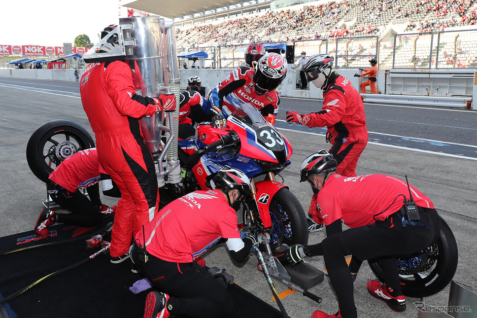 優勝した#33 Team HRC(長島哲太/高橋巧/I・レクオーナ)のピットストップ《撮影 竹内英士》