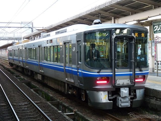 北陸本線で運用されているJR西日本の521系。《写真撮影 草町義和》