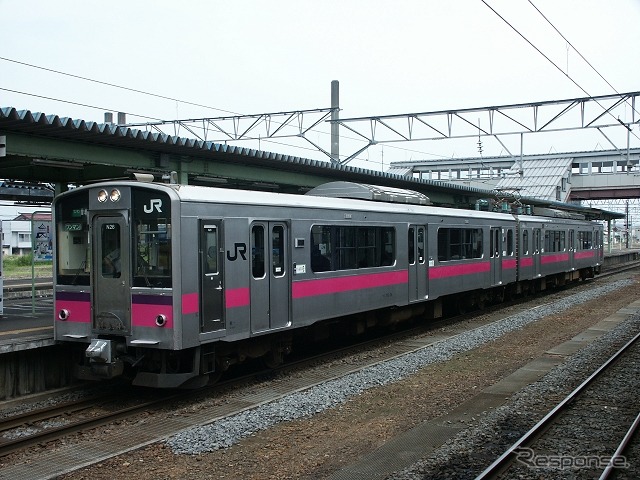 奥羽本線の701系普通列車。被害が大きく再開まで時間を要するとされていた東能代〜大館間は8月11日にようやく再開することに。《写真撮影 草町義和》