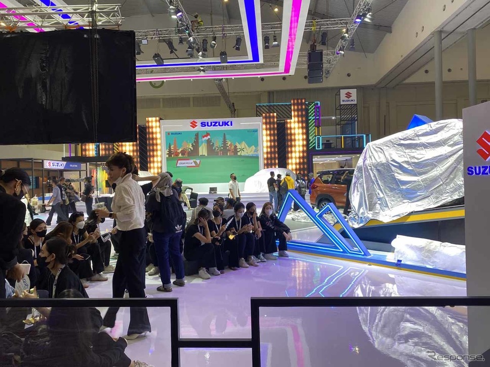 スズキの会場ではコンパニオンが事前の打ち合わせを行っていた
