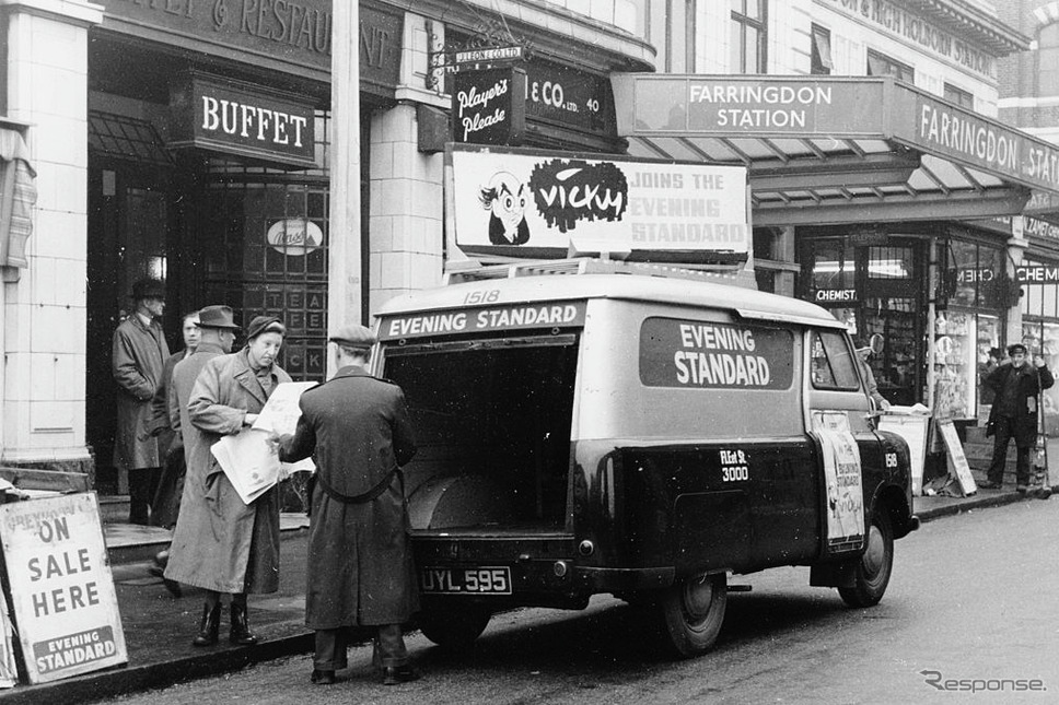 ロンドン市内で新聞を配達するベッドフォードCA(1958年)《Photo by National Motor Museum/Heritage Images/Hulton Archive/ゲッティイメージズ》