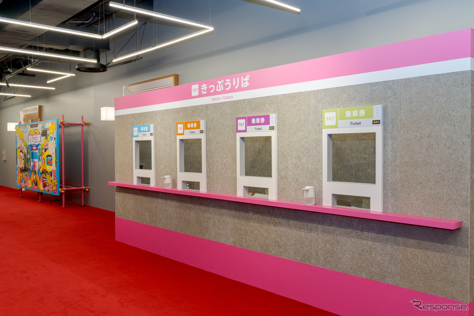 チケット売り場は鉄道の切符売り場をイメージ。《写真撮影 関口敬文》