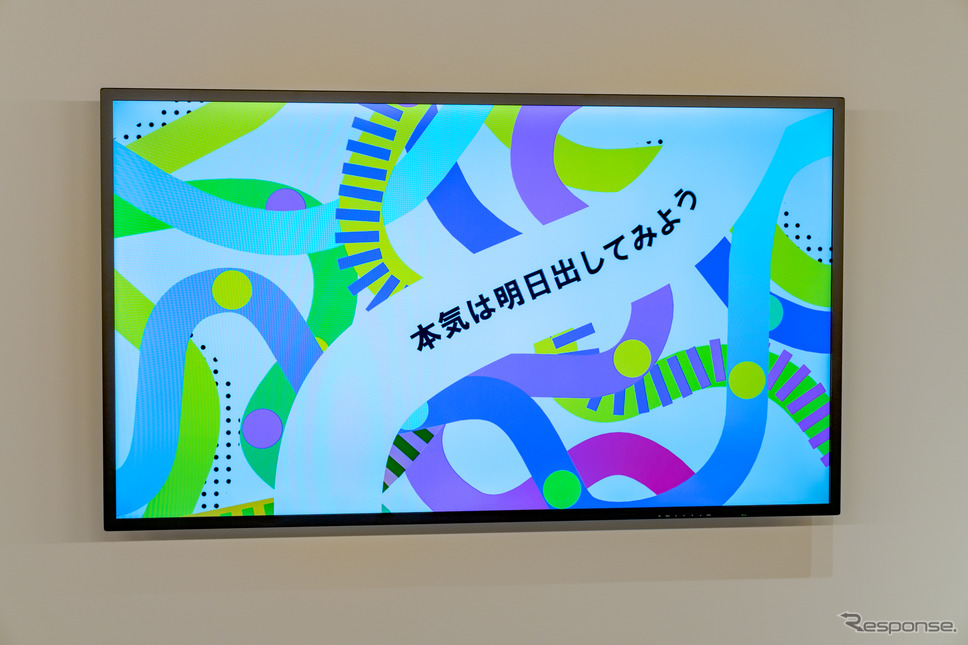 改札口前にはモニターが設置され、ゆる〜い内容の映像が見られる。《写真撮影 関口敬文》