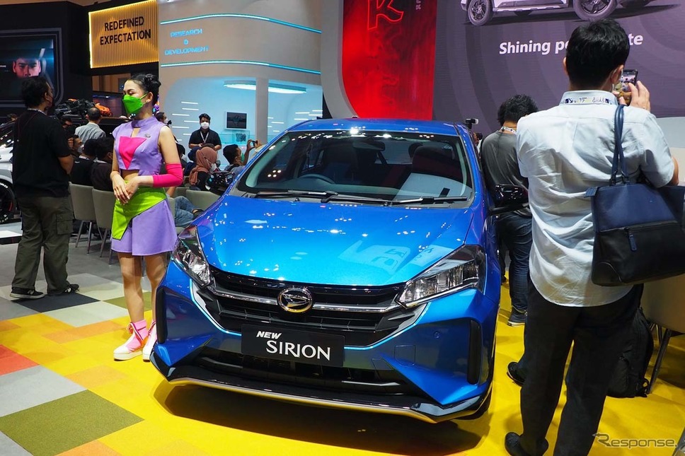 5人乗りのコンパクトカー「SIRION(シリオン)」。マレーシアのプロドゥアが生産を担当し、インドネシアに輸入される《写真撮影 会田肇》