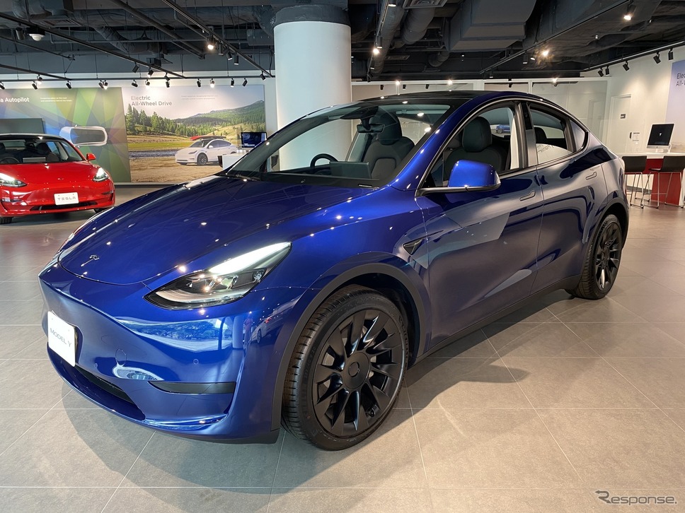 新宿テスラショールームのモデルY《写真撮影 田代真人》