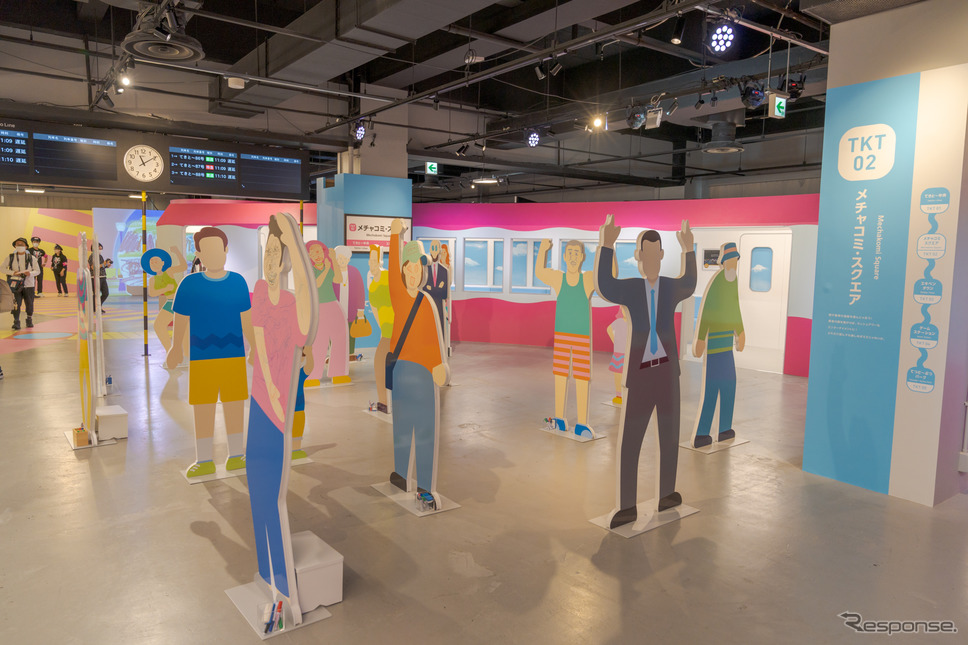 書き割りの人がたくさん展示されているメチャコミ・スクエア駅。《写真撮影 関口敬文》