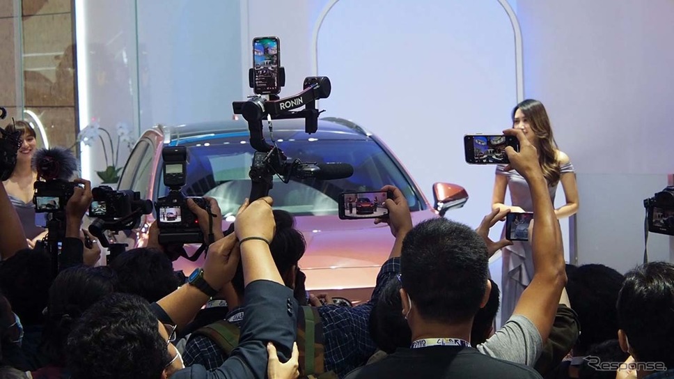 新型RXが公開されると大勢の報道陣が押し寄せ、関心度の高さが伺えた《写真撮影 会田肇》