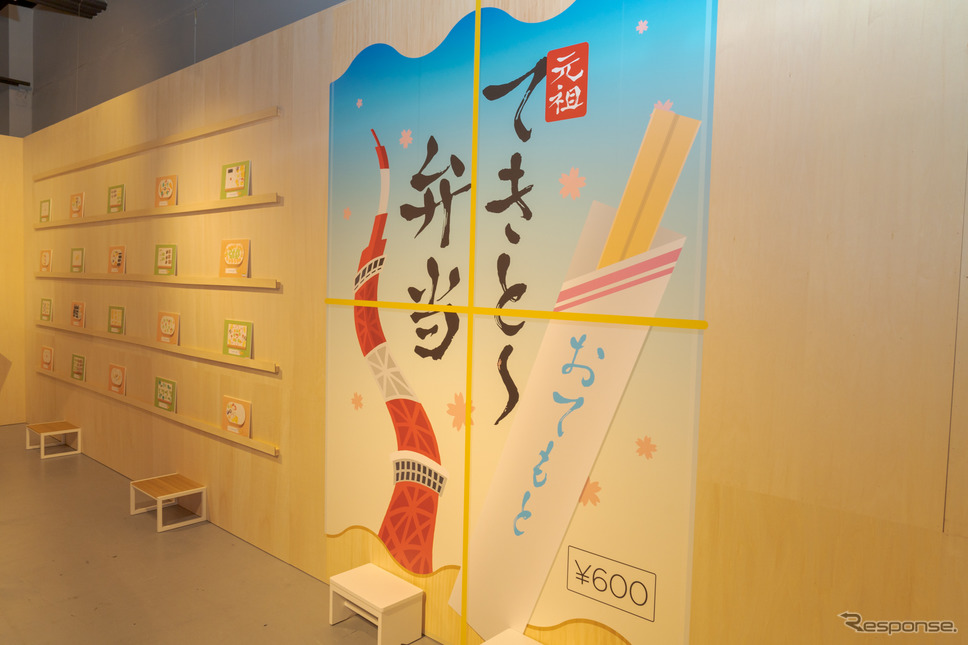 駅弁のパッケージの前は撮影スポットにもなっている。《写真撮影 関口敬文》