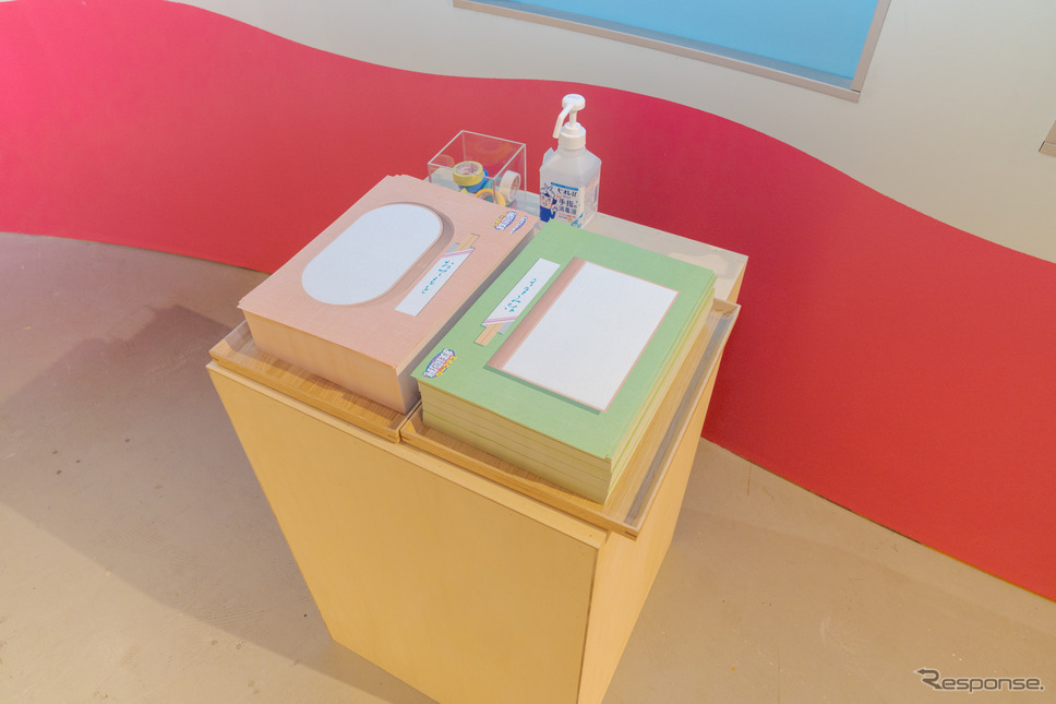 空のお弁当箱が描かれた用紙。《写真撮影 関口敬文》