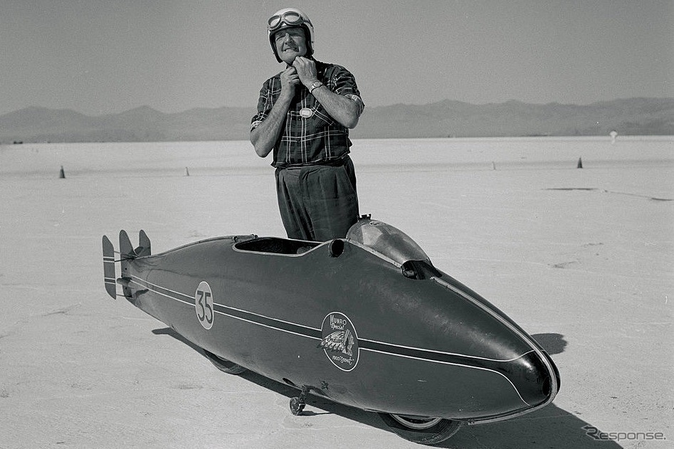 1962年、ボンネビルで速度記録を打ち立てるバート・マンローと1920年型インディアン スカウト改《Photo by Chuck Nerpel/The Enthusiast Network via Getty Images/ゲッティイメージズ》