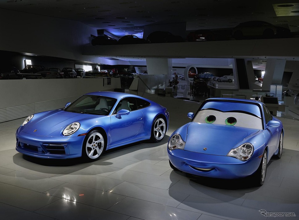 ポルシェ 911 サリー・スペシャル(左)と映画『カーズ』に登場するキャラクターの「サリー・カレラ」《photo by Porsche》