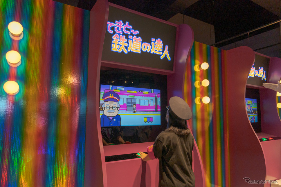 サラリーマンのようなキャラが来た場合は普通の乗客なので扉を開けてあげる。《写真撮影 関口敬文》
