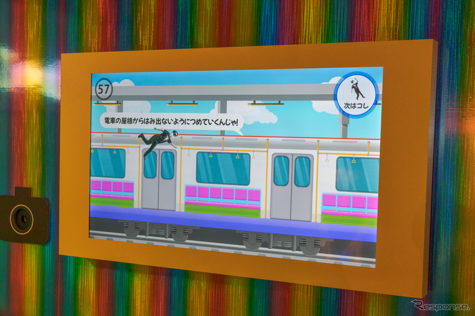 撮影したポーズがブロックになって落ちてくる。《写真撮影 関口敬文》
