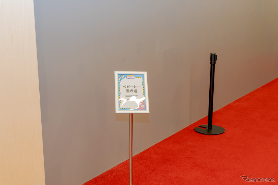 会場の外にはベビーカー置き場もある。《写真撮影 関口敬文》