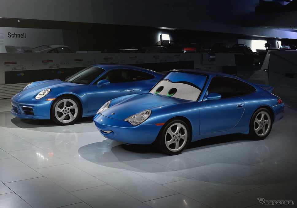 ポルシェ 911 サリー・スペシャル(左)と映画『カーズ』に登場するキャラクターの「サリー・カレラ」《photo by Porsche》