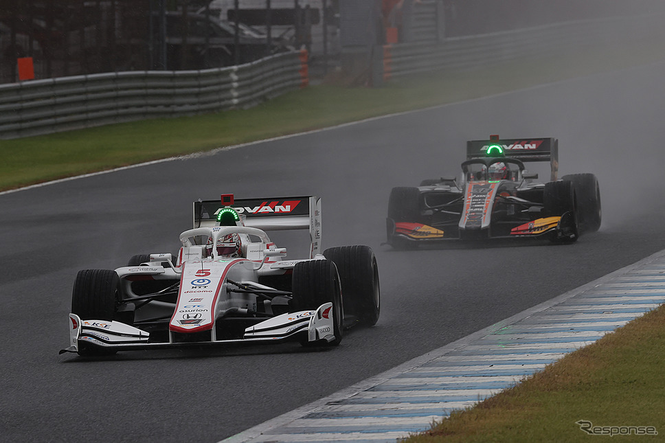 4位の#5 牧野任祐(DOCOMO TEAM DANDELION RACING)と5位の#38 坪井翔(P.MU/CERUMO・INGING)のバトル《撮影 竹内英士》