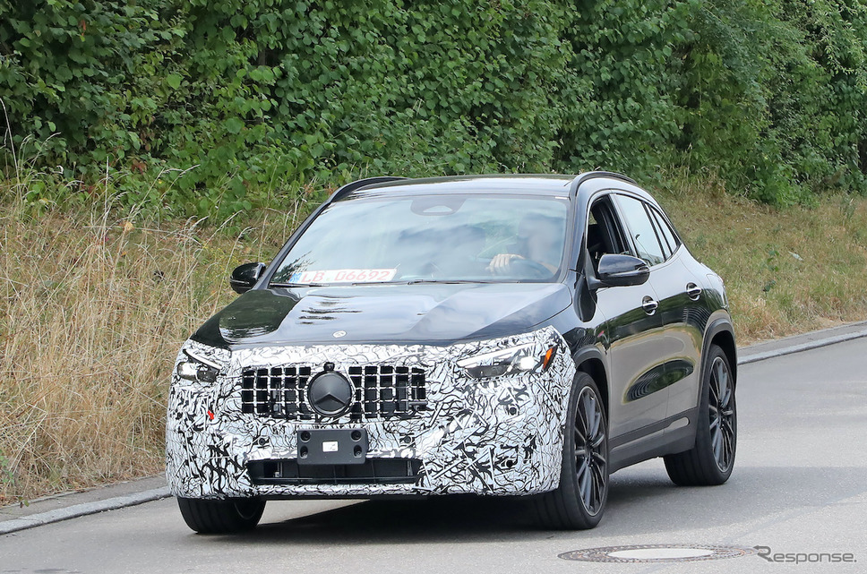 メルセデスAMG GLA35 改良新型プロトタイプ(スクープ写真)《APOLLO NEWS SERVICE》