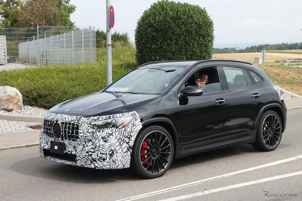 メルセデスAMG GLA35 改良新型プロトタイプ(スクープ写真)《APOLLO NEWS SERVICE》