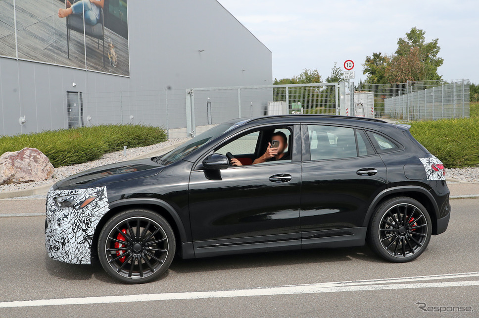 メルセデスAMG GLA35 改良新型プロトタイプ(スクープ写真)《APOLLO NEWS SERVICE》