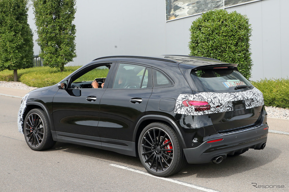メルセデスAMG GLA35 改良新型プロトタイプ(スクープ写真)《APOLLO NEWS SERVICE》