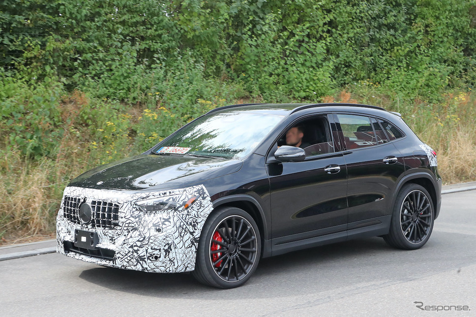メルセデスAMG GLA35 改良新型プロトタイプ(スクープ写真)《APOLLO NEWS SERVICE》
