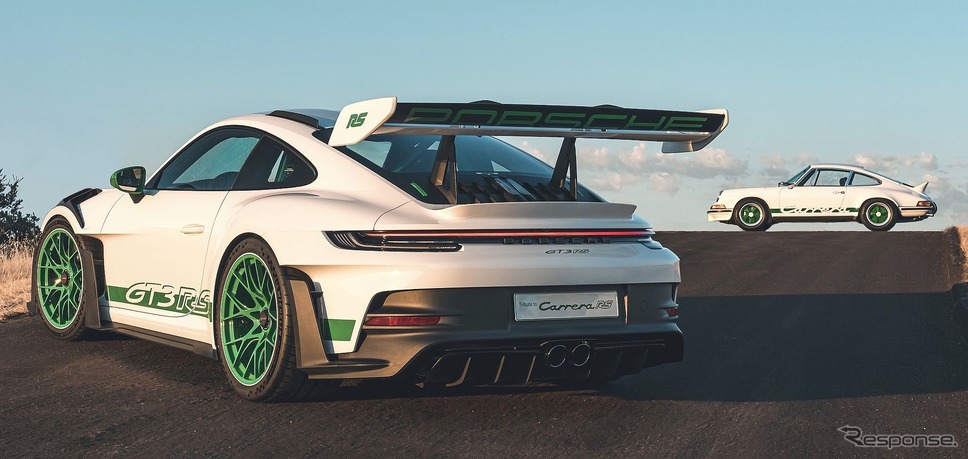 ポルシェ 911 GT3 RS 新型の「トリビュートtoカレラRSパッケージ」とポルシェ 911 カレラ RS 2.7《photo by Porsche》