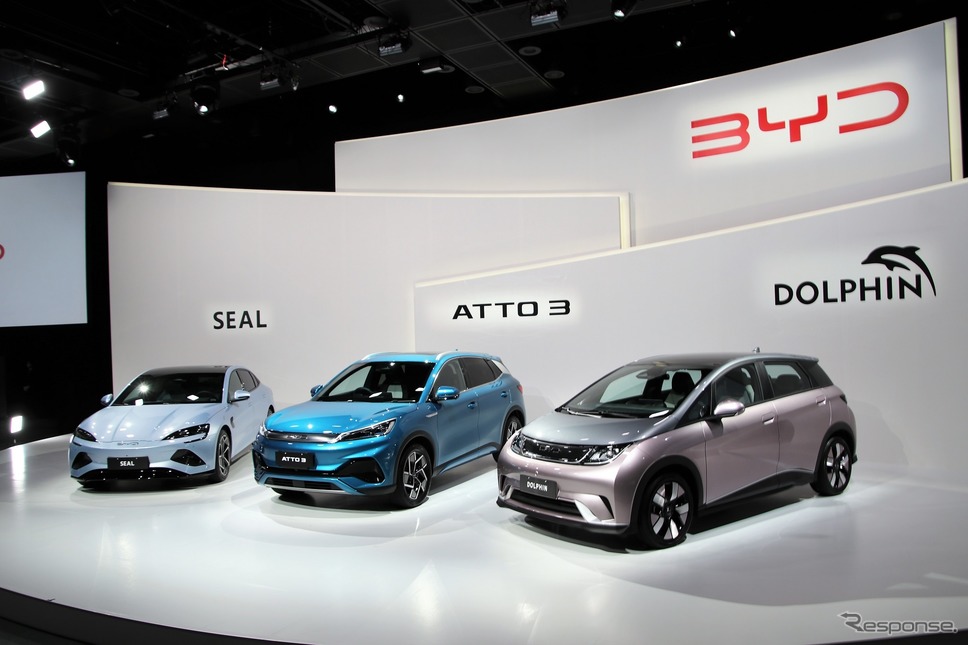 BYD ドルフィン(右)、アット3(中央)、シール(左)《写真撮影 内田俊一》