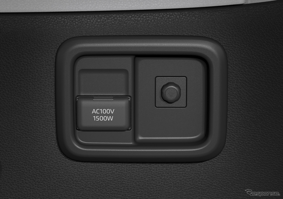 トヨタ・シエンタ：アクセサリーコンセント（AC100V・1500W／非常時給電システム付）ラゲージデッキサイド部《写真提供 トヨタ自動車》
