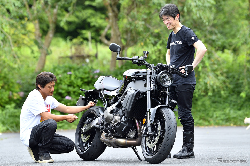 ヤマハ XSR900について語る伊丹孝裕氏（右）と鈴木大五郎氏（左）《写真撮影 真弓悟史》