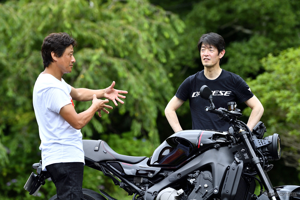 ヤマハ XSR900について語る伊丹孝裕氏（右）と鈴木大五郎氏（左）《写真撮影 真弓悟史》