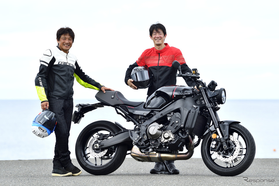 ヤマハ XSR900と伊丹孝裕氏（右）と鈴木大五郎氏（左）《写真撮影 真弓悟史》