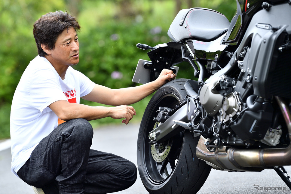 ヤマハ XSR900と鈴木大五郎氏《写真撮影 真弓悟志》
