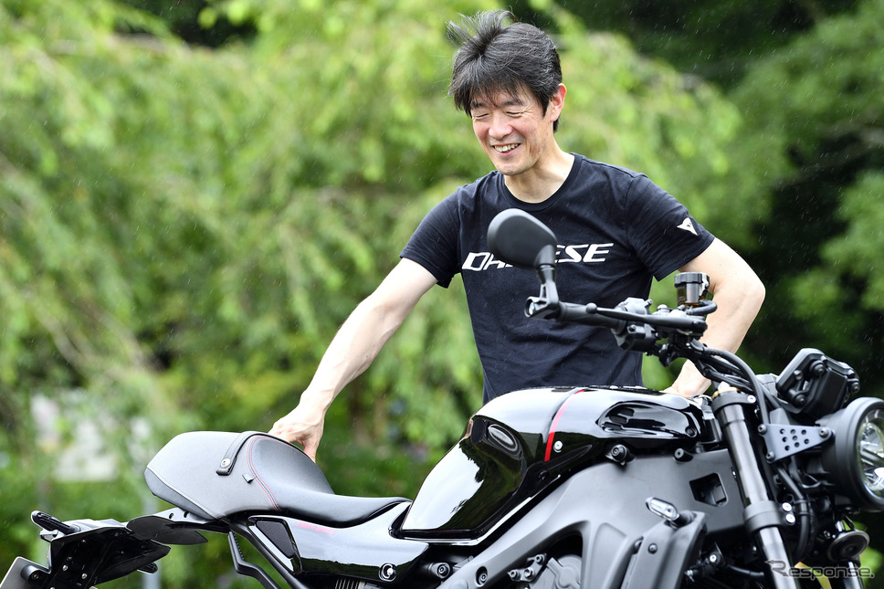 ヤマハ XSR900と伊丹孝裕氏《写真撮影 真弓悟志》