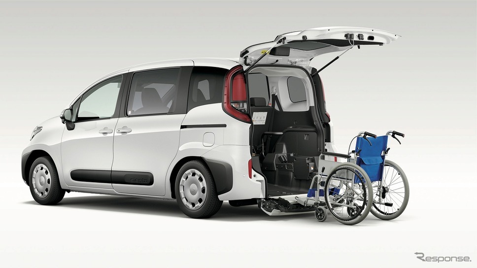 トヨタ シエンタ車いす仕様車“タイプIII(ショートスロープ・助手席側セカンドシート付)”。ベースグレード X・ガソリン・2WD、スーパーホワイトII《写真提供 トヨタ自動車》