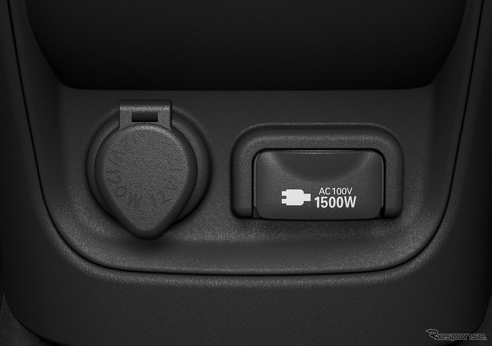 フロント側のACコンセント《写真提供 トヨタ自動車》
