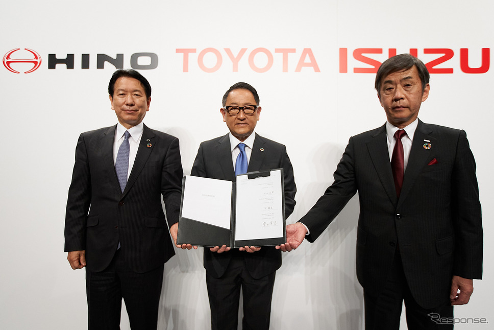 3社提携を発表したトヨタの豊田社長(中央)、いすゞの片山社長(右)、日野の下社長(2021年4月)《写真提供 トヨタ自動車》