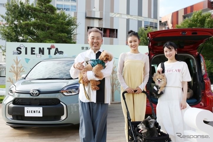 「シエンタドッグパーク」オープニングセレモニーにて登壇した、お笑い芸人の岩尾望氏、ファッションモデルの古畑星夏氏、タレントの重盛さと美氏(左から)《写真提供 トヨタ自動車》