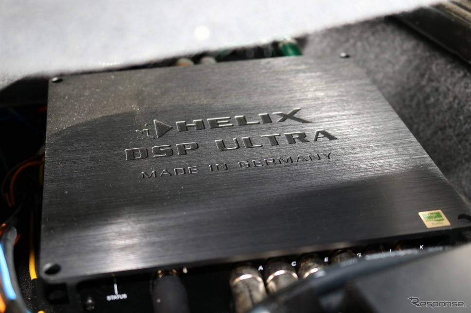 プロセッサーにはヘリックスのDSP URTLAをチョイス。複数の入力を切り替えるセレクターの役目も果たしている。