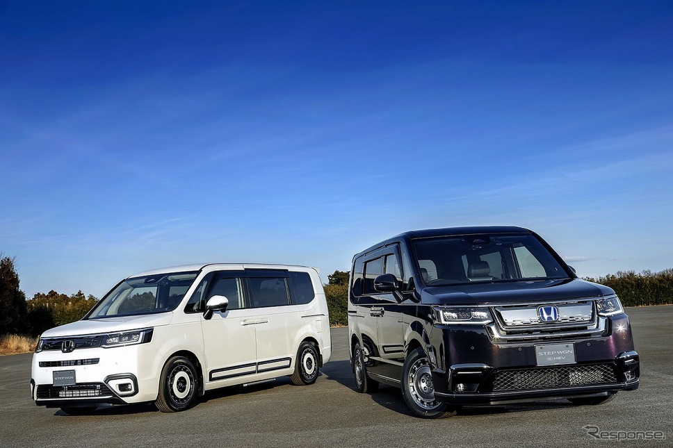 ホンダ ステップワゴン(純正アクセサリー装着車)、エア(左)とスパーダ(右)《写真提供 ホンダアクセス》