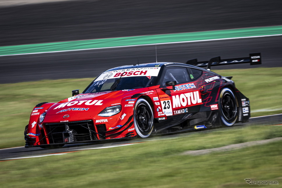 ポールポジションからスタートした#23 MOTUL AUTECH Z(松田次生/ロニー・クインタレッリ)《撮影 益田和久》