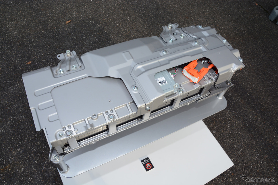 バイポーラ型ニッケル水素電池（アクア搭載）《写真提供 トヨタ自動車》