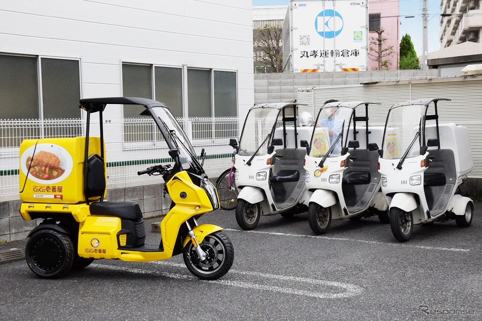 AAカーゴ α4 カレーハウスCoCo壱番屋仕様(手前)と宅配用ガソリンエンジンバイク(奥)《写真提供 aidea》